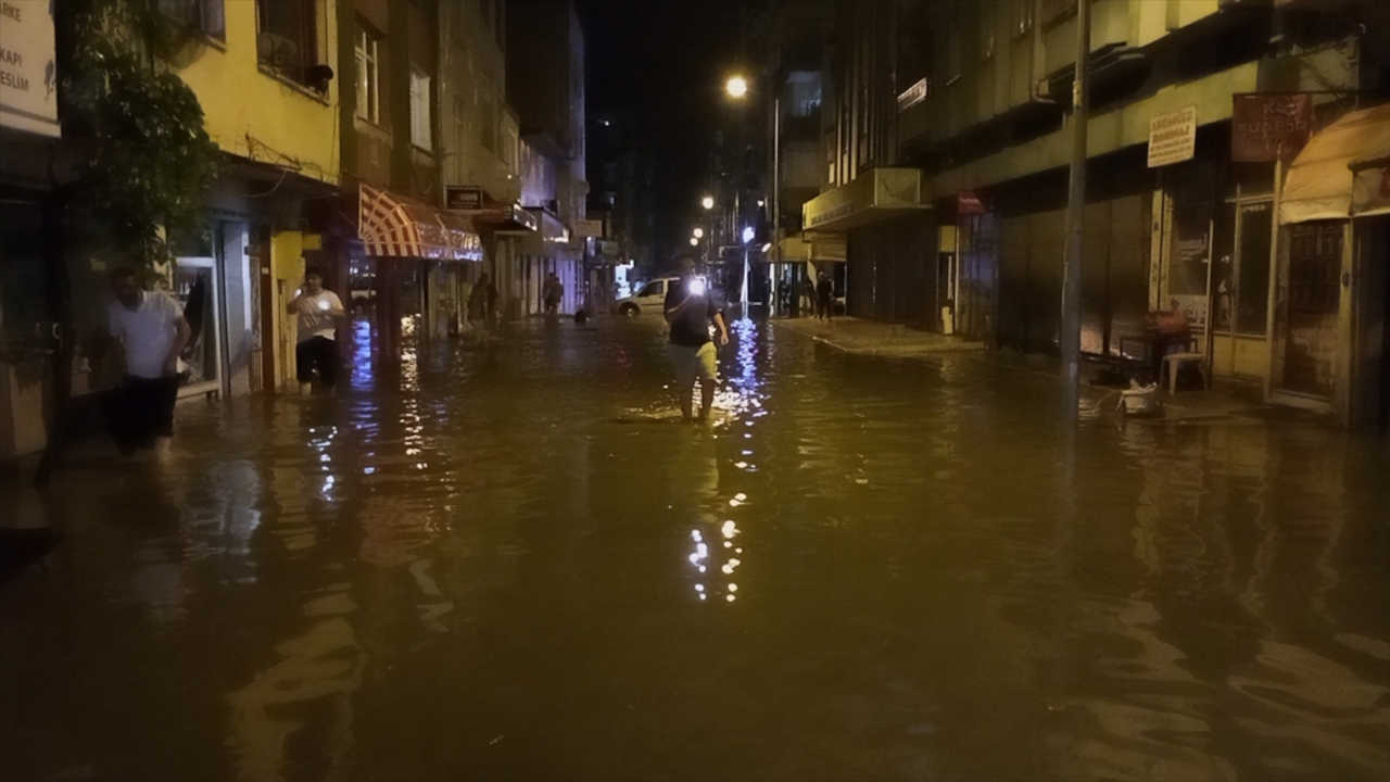 Samsun'da sağanak yağış: Sokaklar göle döndü
