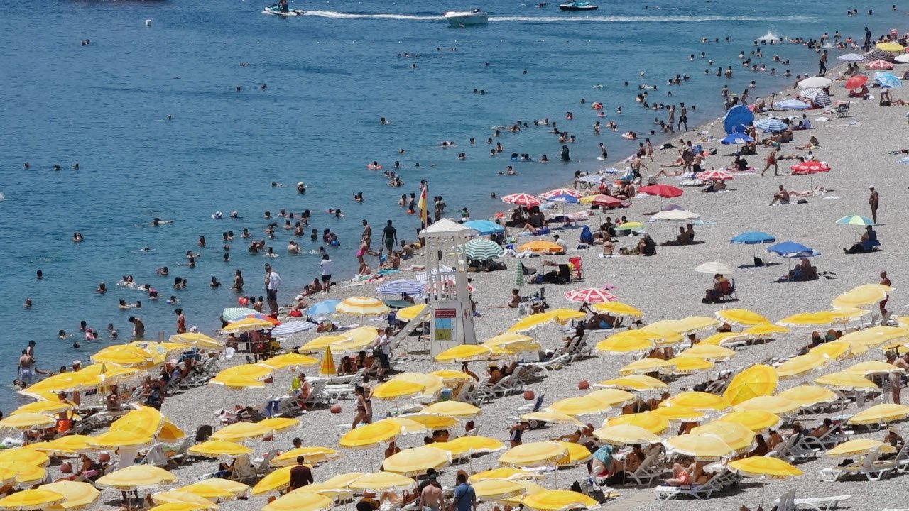 Antalya'da sıcaklık 41 dereceyi buldu, Konyaaltı doldu