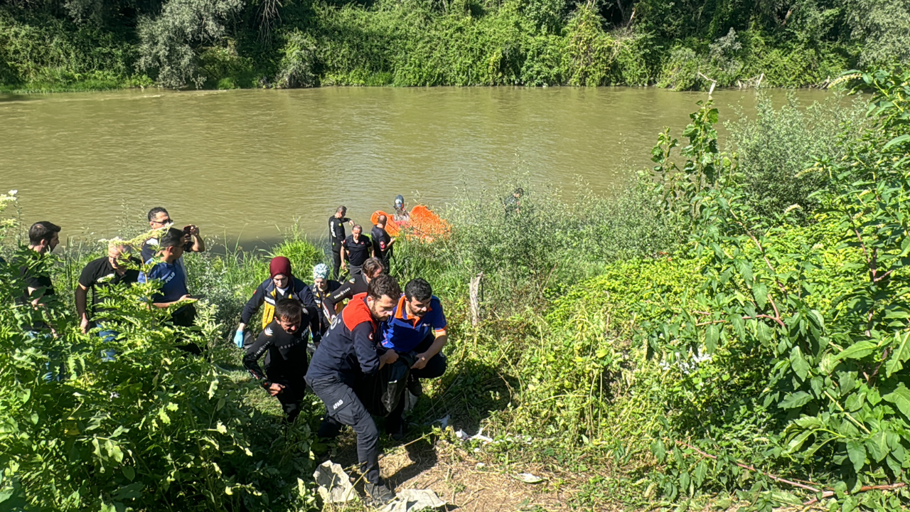 Sakarya'da yasağa rağmen denize girdiler: 2 kişi boğuldu