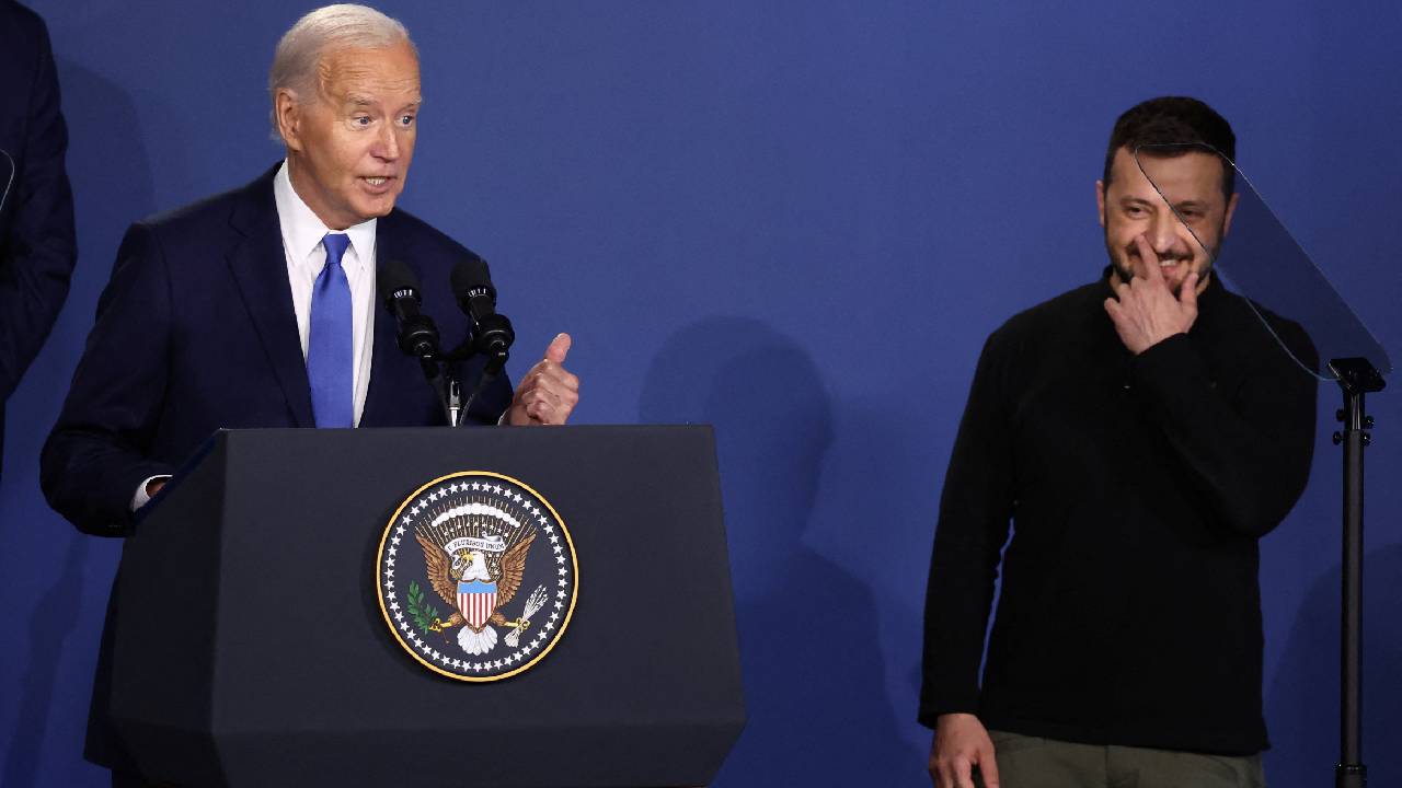 Başkanlık yarışından çekilmesi çağrısı yapılan Biden, Zelenskiy'i sahneye 'Putin' diye çağırdı, 'Başkan Yardımcısı Trump' dedi