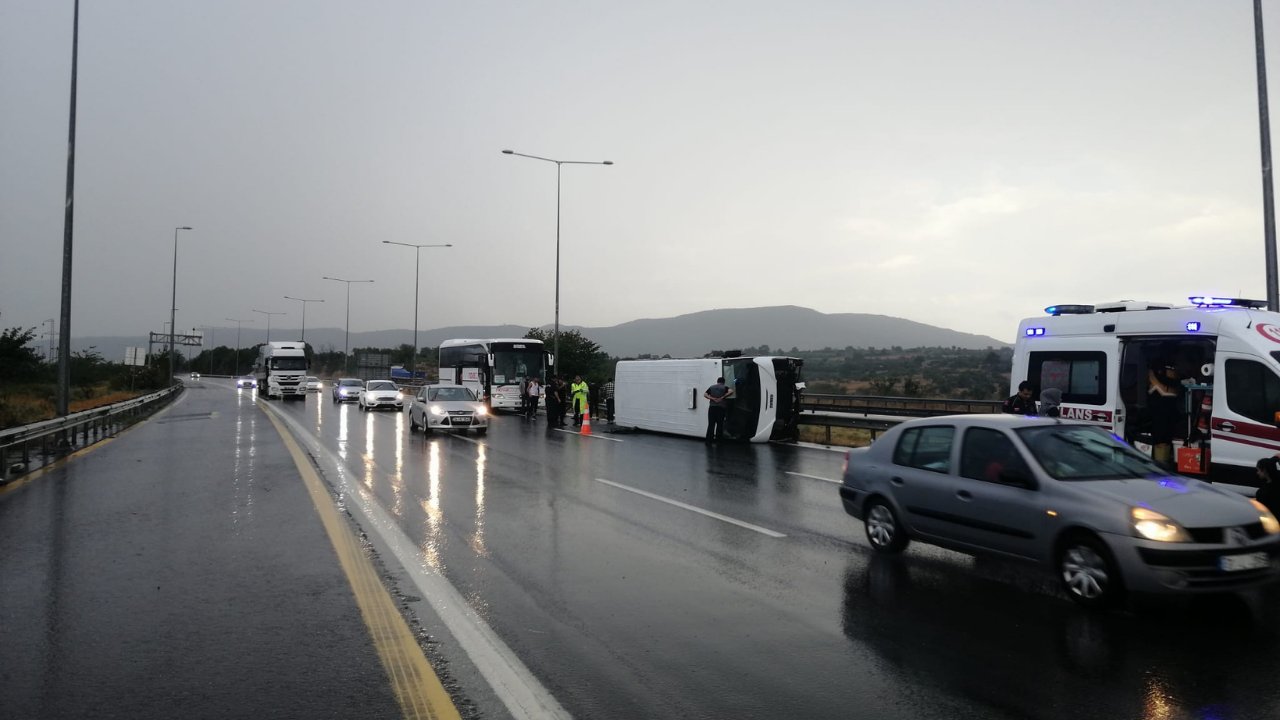 Adana'da tarım işçilerini taşıyan midibüs devrildi: 12 kişi yaralandı
