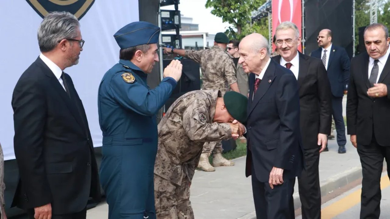 Özel Harekat amirleri Bahçeli'nin elini öpmek için sıraya girmiş