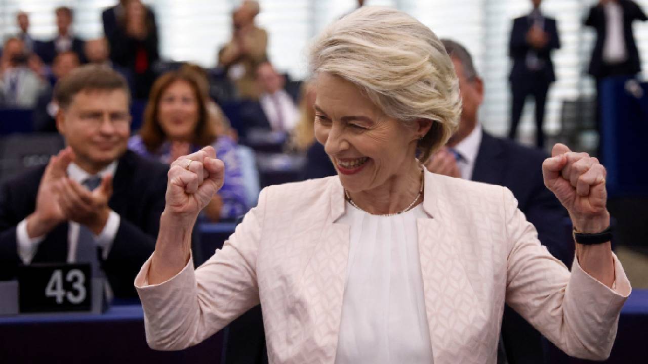 Avrupa Parlamentosu, AB'yi 'askeri birliğe çevirme' programı açıklayan von der Leyen'in Komisyon Başkanı kalmasını onayladı