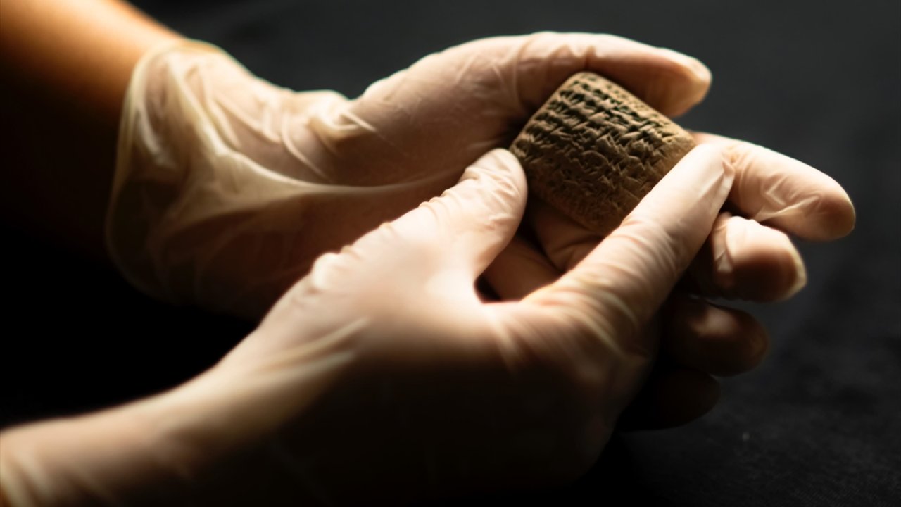 Hatay'da 3 bin 500 yıllık tablet gün yüzüne çıkarıldı