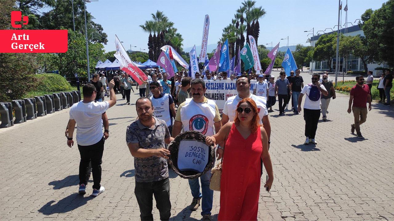 İzmir Büyükşehir’de TİS krizi büyüyor: CHP binasına yürüyen memurlar il başkanını yuhaladı