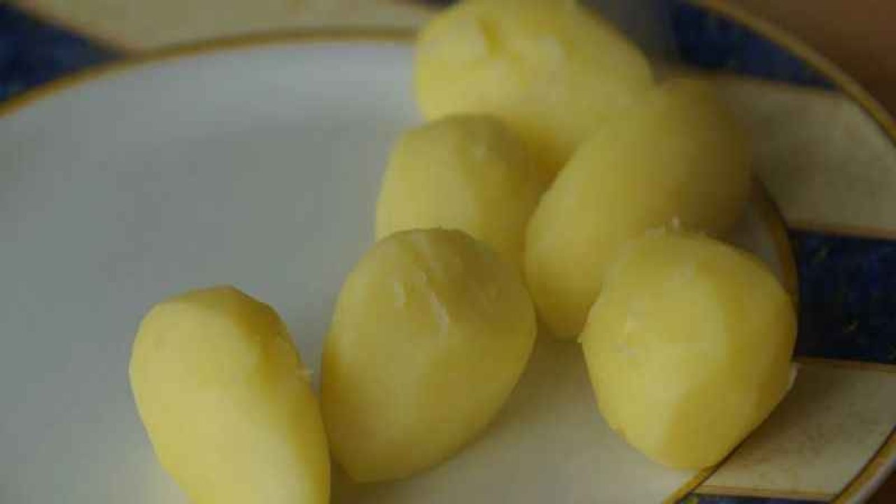 Patates haşlarken 1 çorba kaşığı suya ekleyin patatesler çok daha kolay soyuluyor