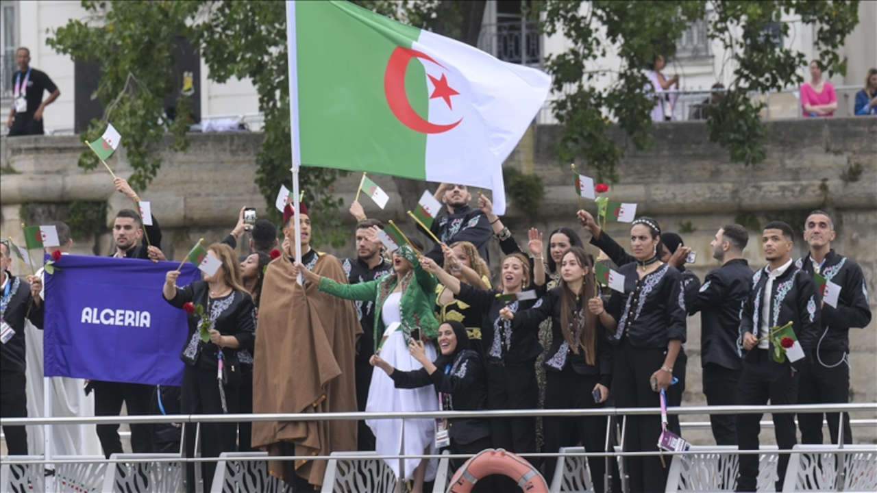 Olimpiyat Oyunları: Cezayir kafilesi Paris'te katledilenleri Sen Nehri'ne gül atarak andı