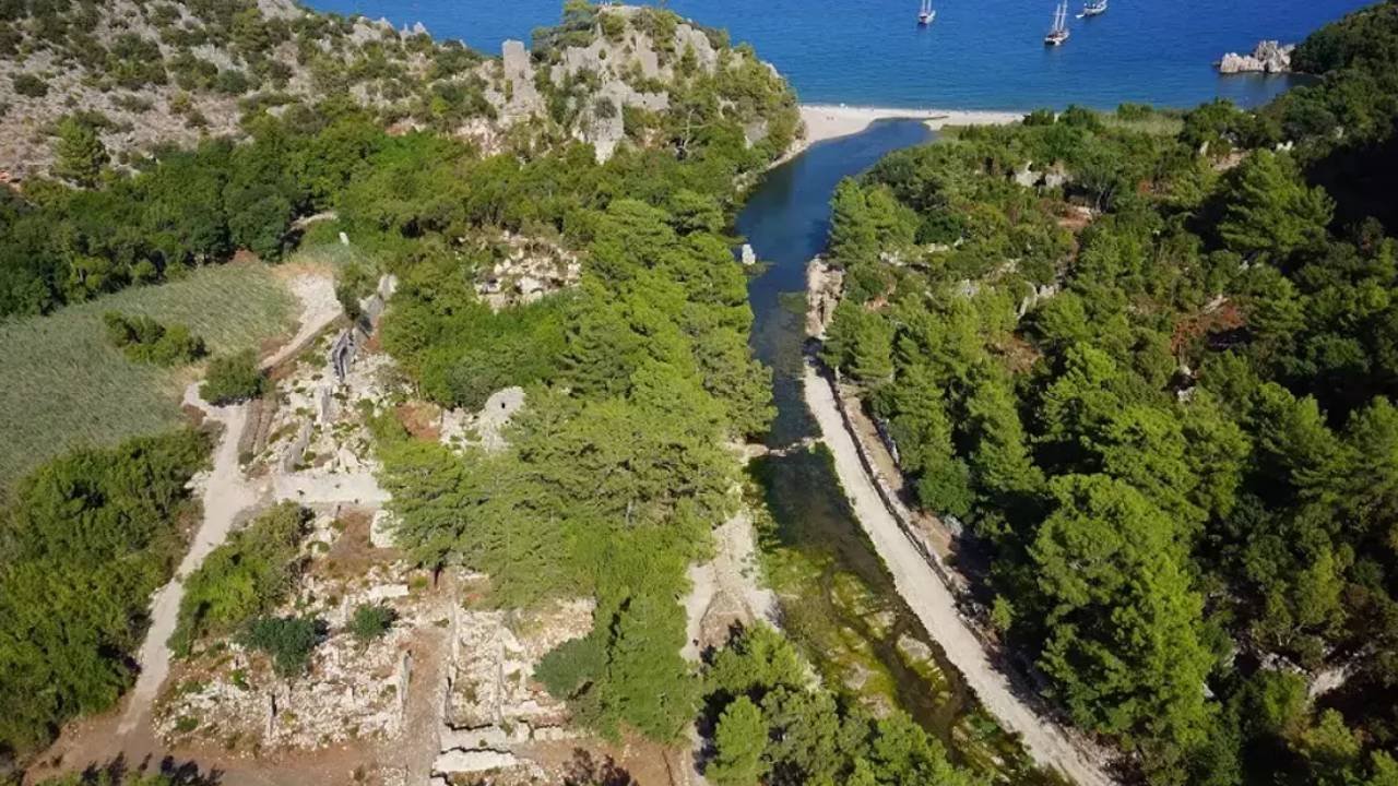 Olympos Antik Kenti, kazılarda gün yüzüne çıkan eserlerle turistlerin ilgisini çekiyor