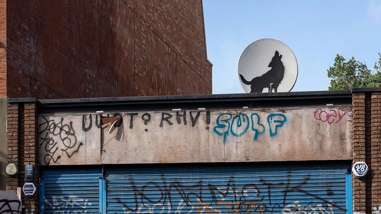 Banksy'nin hayvan serisine uydu antenine çizilmiş kurt silüeti eklendi