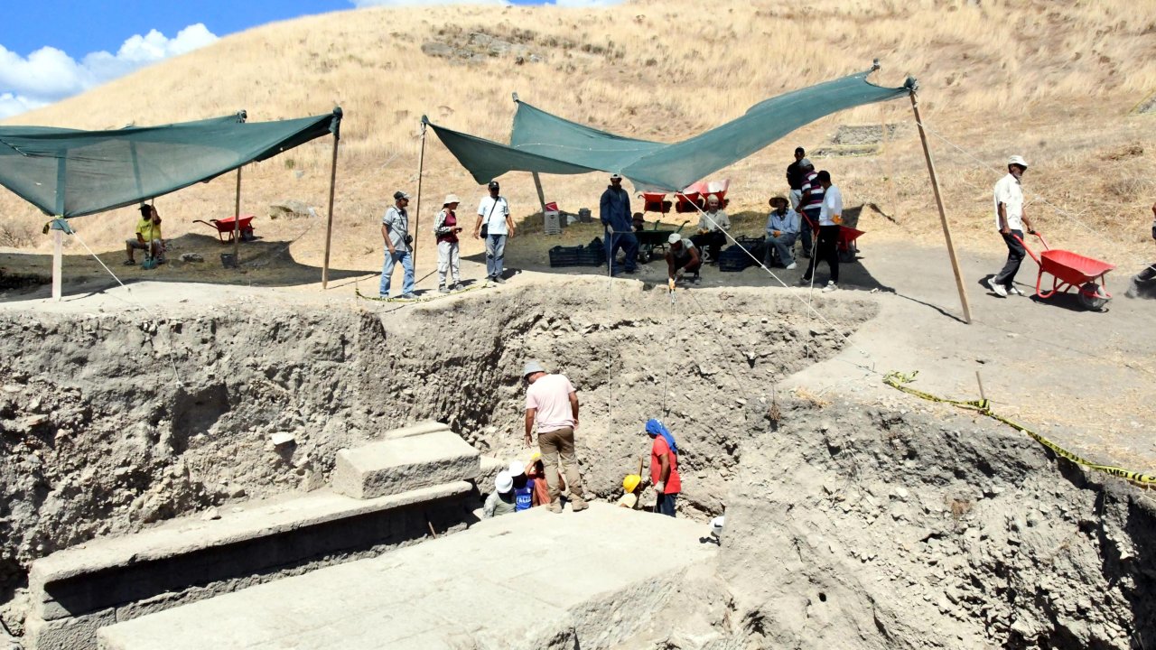 Perinthos Antik Kenti'nde ortaya çıkarılan tiyatroda, heykel ve mezar bulundu