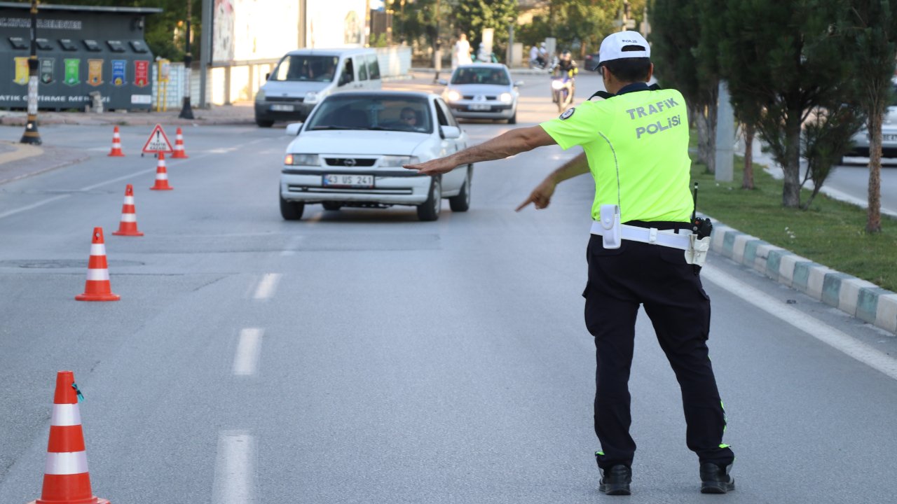 Esenler'de polise 'Polisim' diyerek denetimden kaçmaya çalışan üç kişiye gözaltı