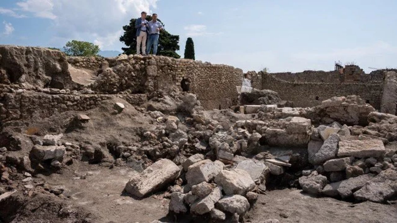 Pompei Anti Kenti'nin duvarına yazı yazan turiste 60 bin euro ceza