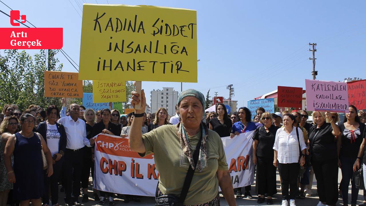 CHP'li kadınlardan parke taşıyla öldürülen Ayşe Dürüst için eylem: 'Kadınlar cins kırımına uğruyor'