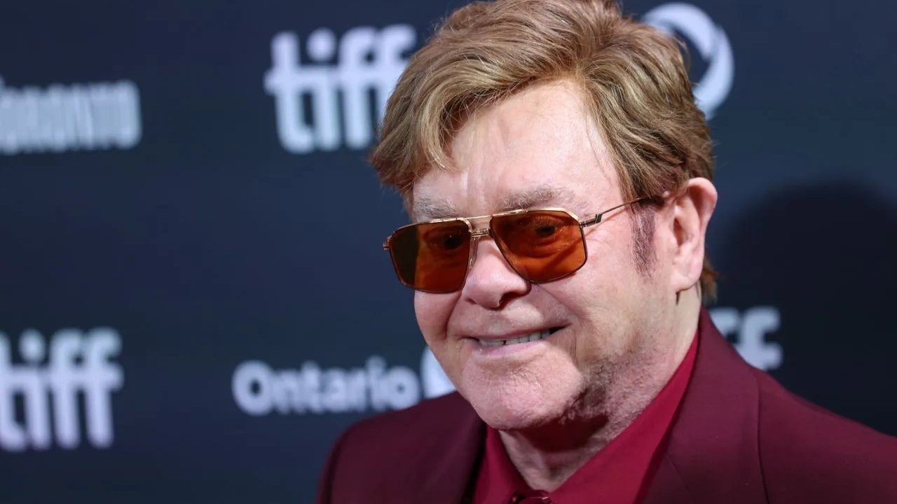 Görme kaybı yaşadığını açıklamıştı: Elton John günler sonra ilk kez görüntülendi