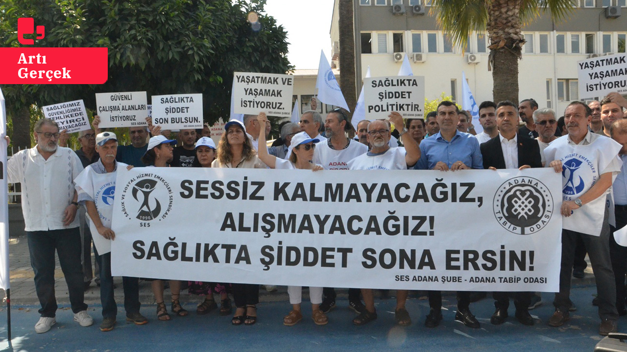 Adana'da sağlık örgütleri, çaydanlıkla saldırıya uğrayan hekim için eylem yaptı