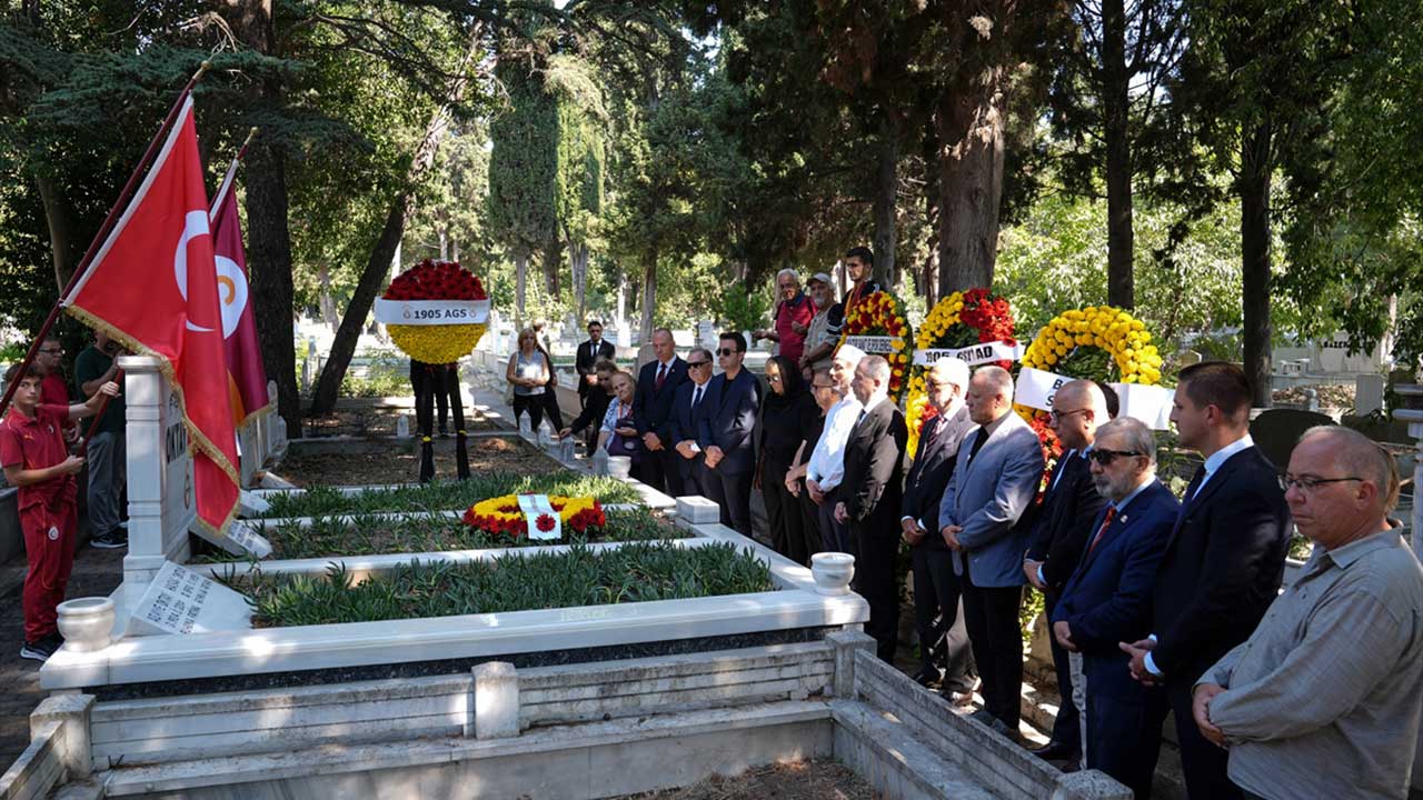 Metin Oktay, kabri başında anıldı