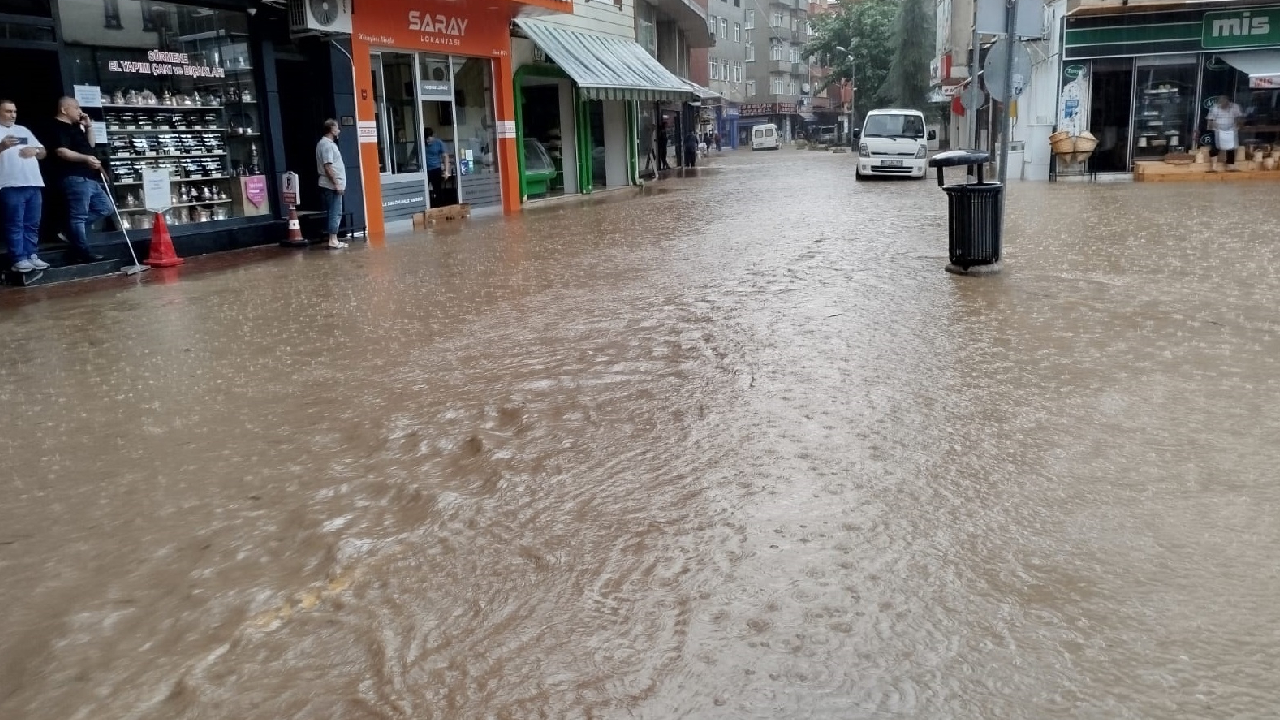 Trabzon'da sağanak sonrası su baskınları: Bir kişi kayıp