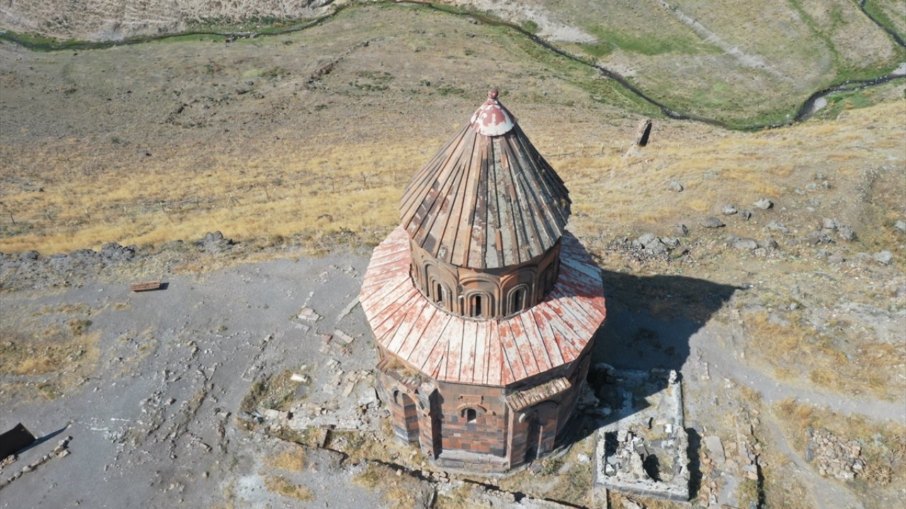 Kars'ta Abughamrents Kilisesi'nin duvarlarındaki yazılar siliniyor