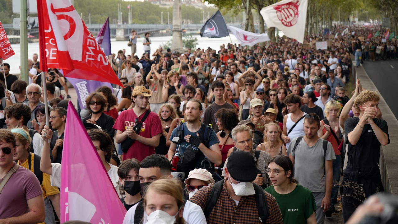 Fransa'da binlerce kişi Cumhurbaşkanı Macron'u protesto etti