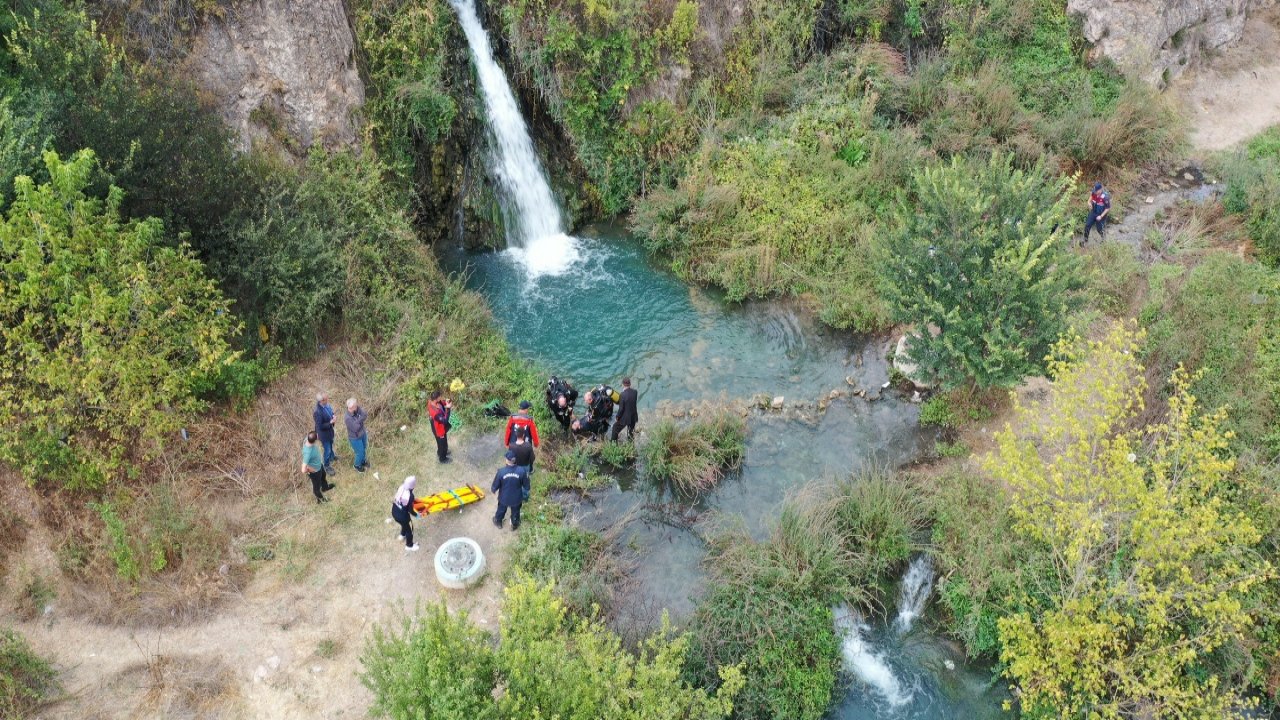 İki çocuğunu boğulmaktan kurtaran baba suyun altında kaldı