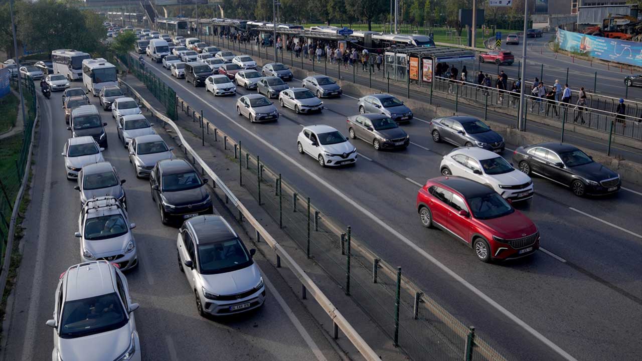 İstanbul'da sabah saatlerinde trafik yoğunluğu yaşanıyor