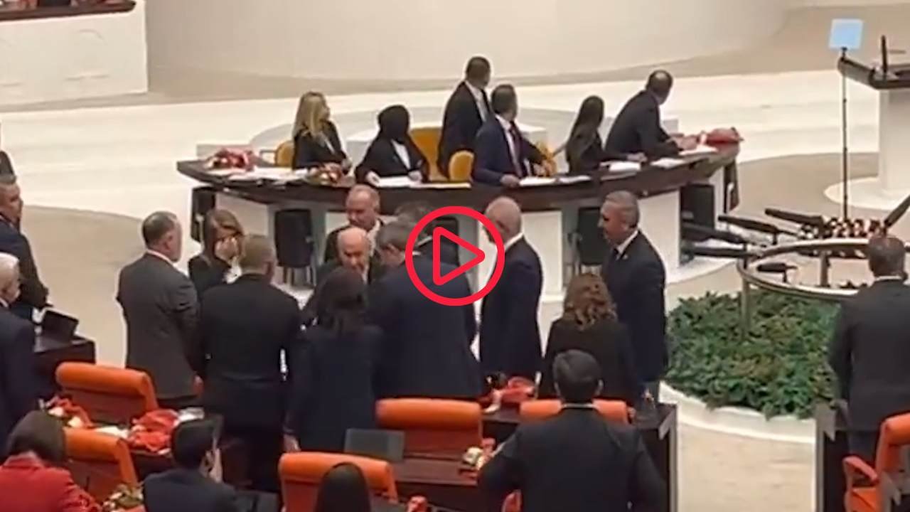 Bahçeli, DEM Parti sıralarına gelerek Tuncer Bakırhan ve vekillerle tokalaştı