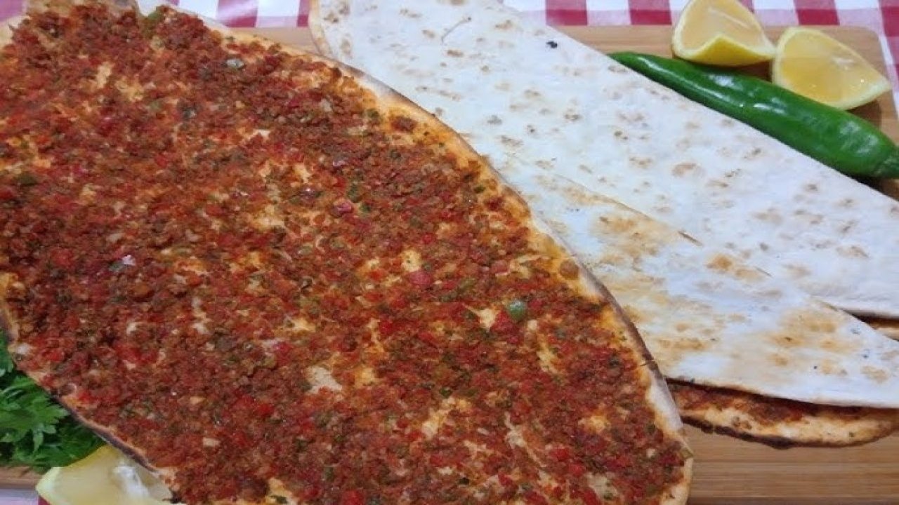 Lahmacuna 1 kaşık eklendiğinde lahmacun Antep usulü oluyor!