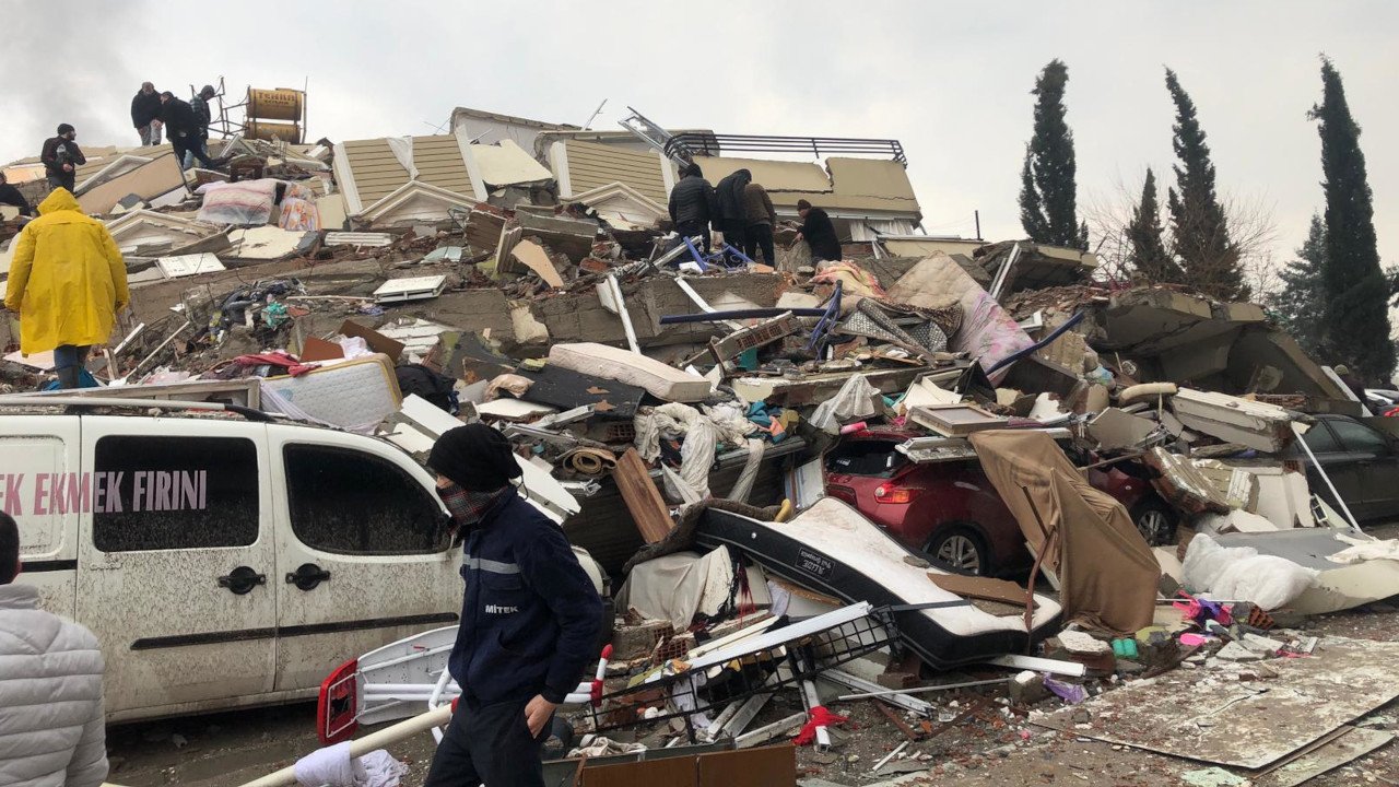 76 kişiye mezar olan Ebrar Sitesi K Blok için 8 kamu görevlisine soruşturma