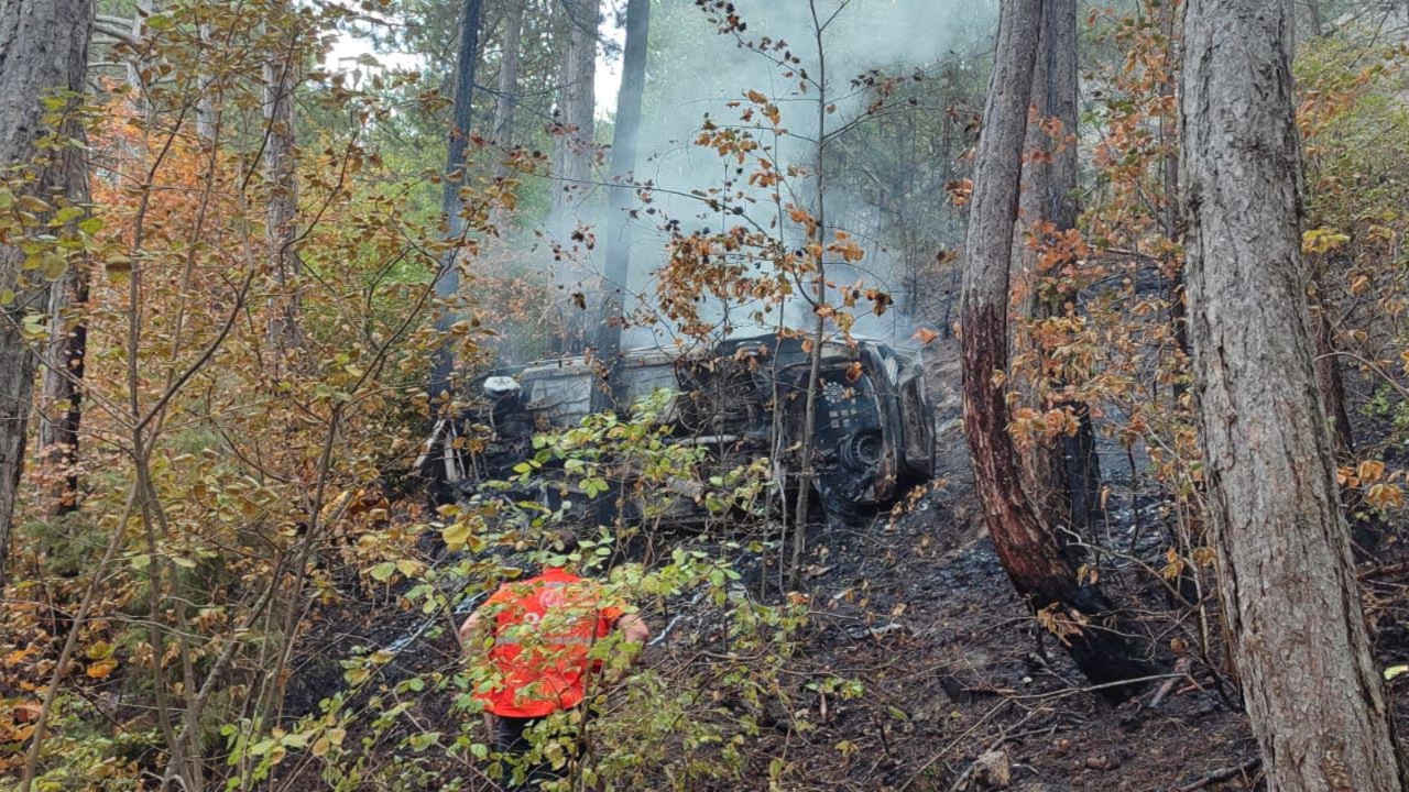 Bolu'da uçuruma yuvarlanan otomobil alev aldı, iki kişi öldü