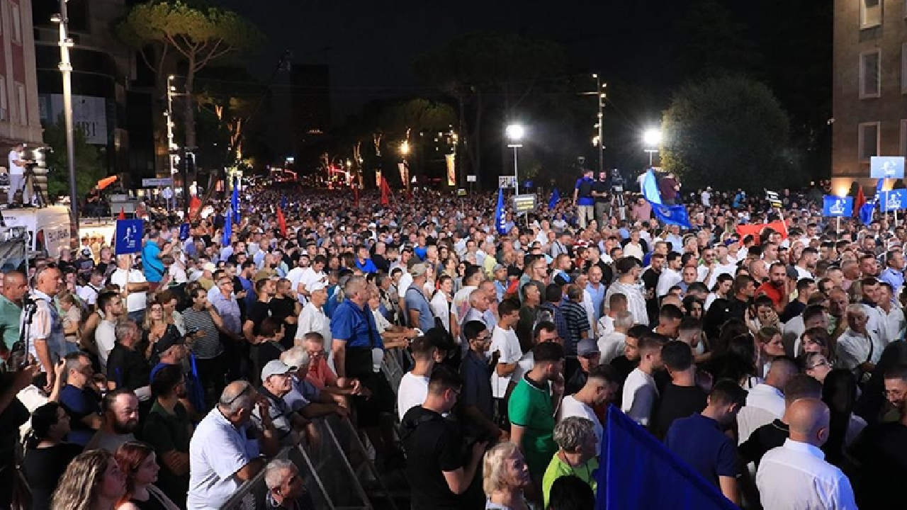 Arnavutluk’ta hükümet karşıtı protesto: Sokağa dökülen halk istifa çağrısı yaptı