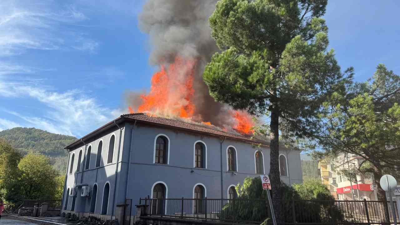 Bartın'da 564 yıllık cami yandı