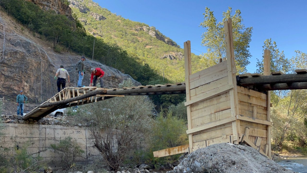 Dersim'de 'güvenlik' gerekçesiyle yıkılan köprüyü köylülerin kendisi yaptı: 'Devlet taleplerimizi karşılamıyor'