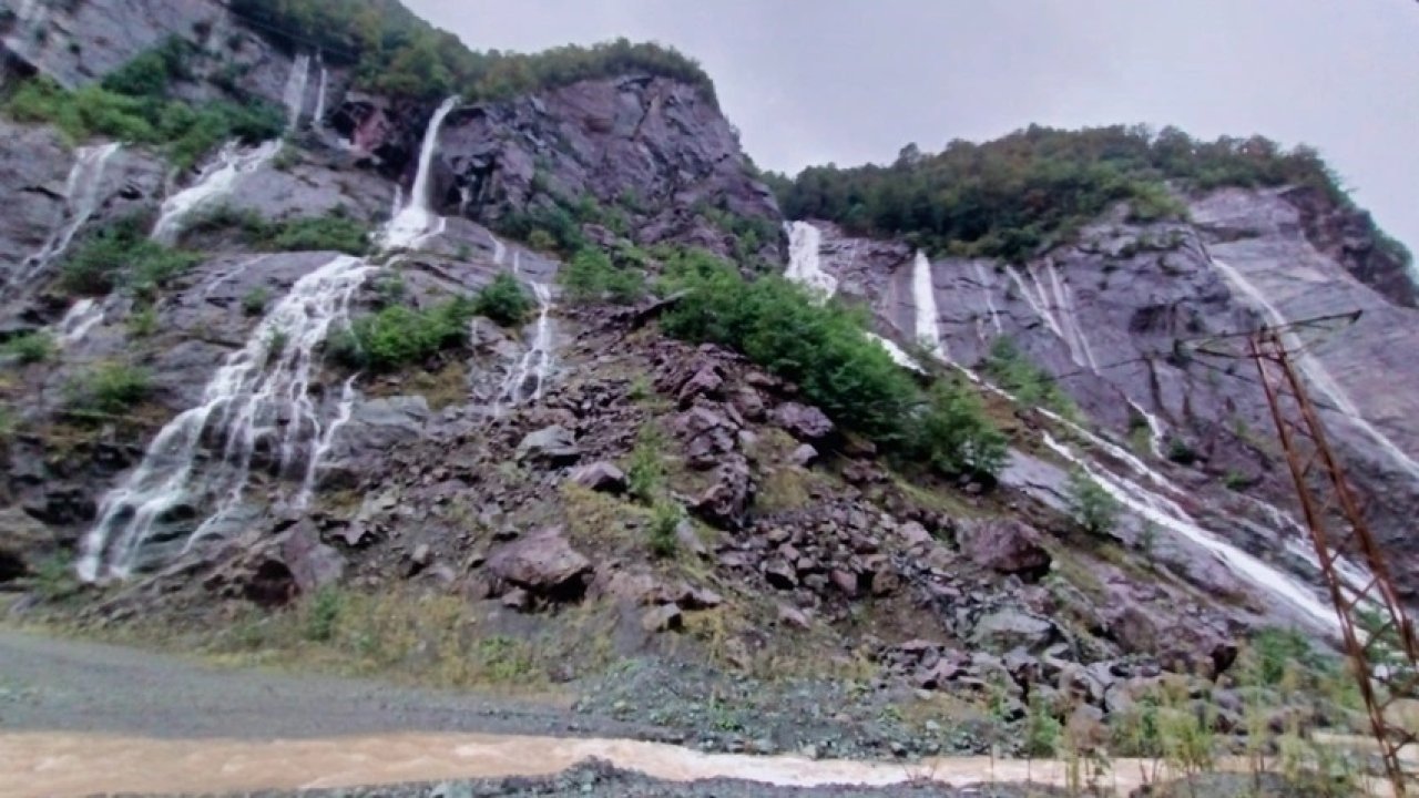 Artvin’de sağanak yağış sonrası köy yolları kapandı: Heyelan uyarısı yapıldı