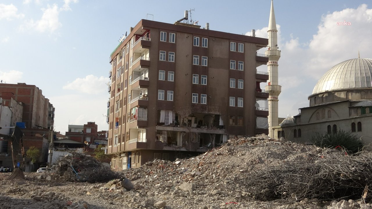 Diyarbakır’da ağır hasarlı bina, yıkım sırasında yanındaki apartmanın üzerine çöktü