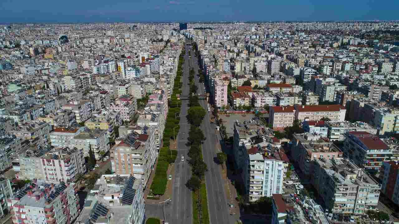 Yabancılara konut satışı yüzde 39 düştü, satılan üç konuttan biri Antalya'da