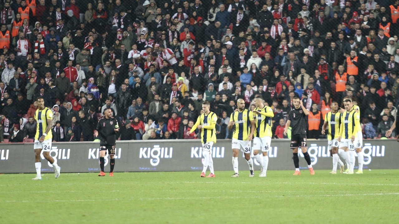 Fenerbahçe, iki defa öne geçtiği Samsun deplasmanından bir puanla dönüyor