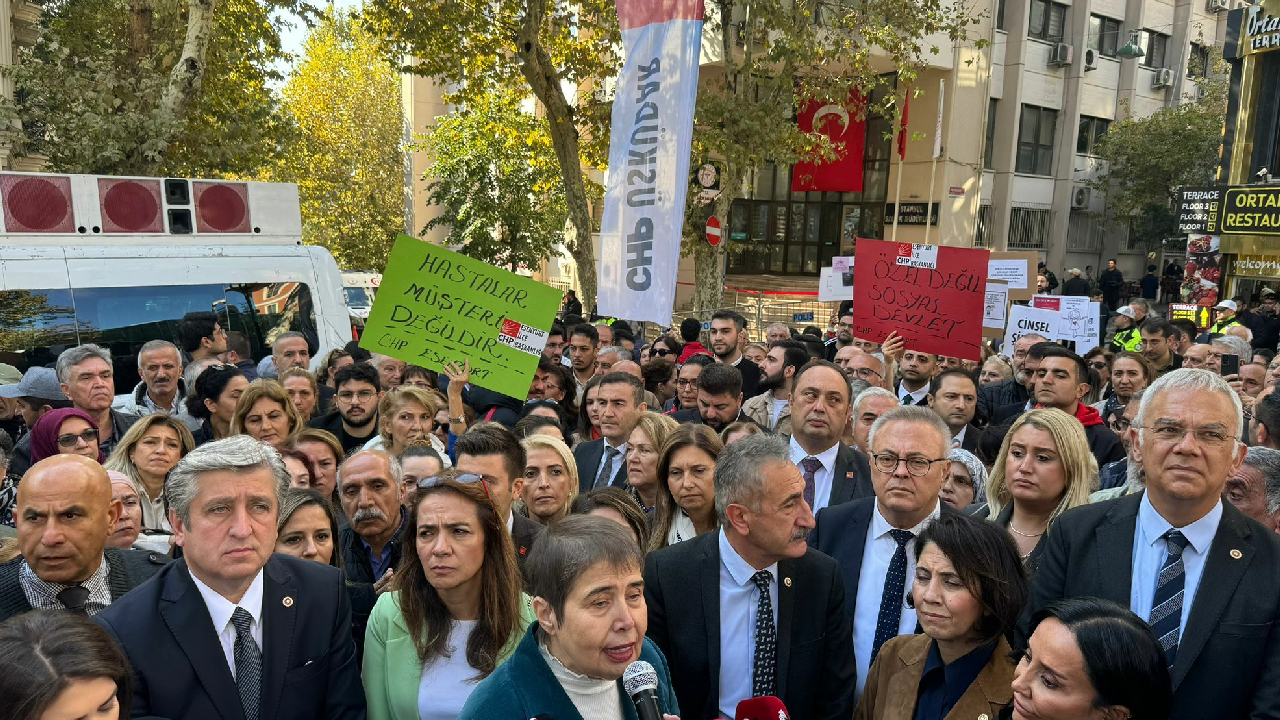 İl Sağlık Müdürlüğü önünde 'Yenidoğan çetesi' protestosu: Memişoğlu sorumlu, istifa etmelidir