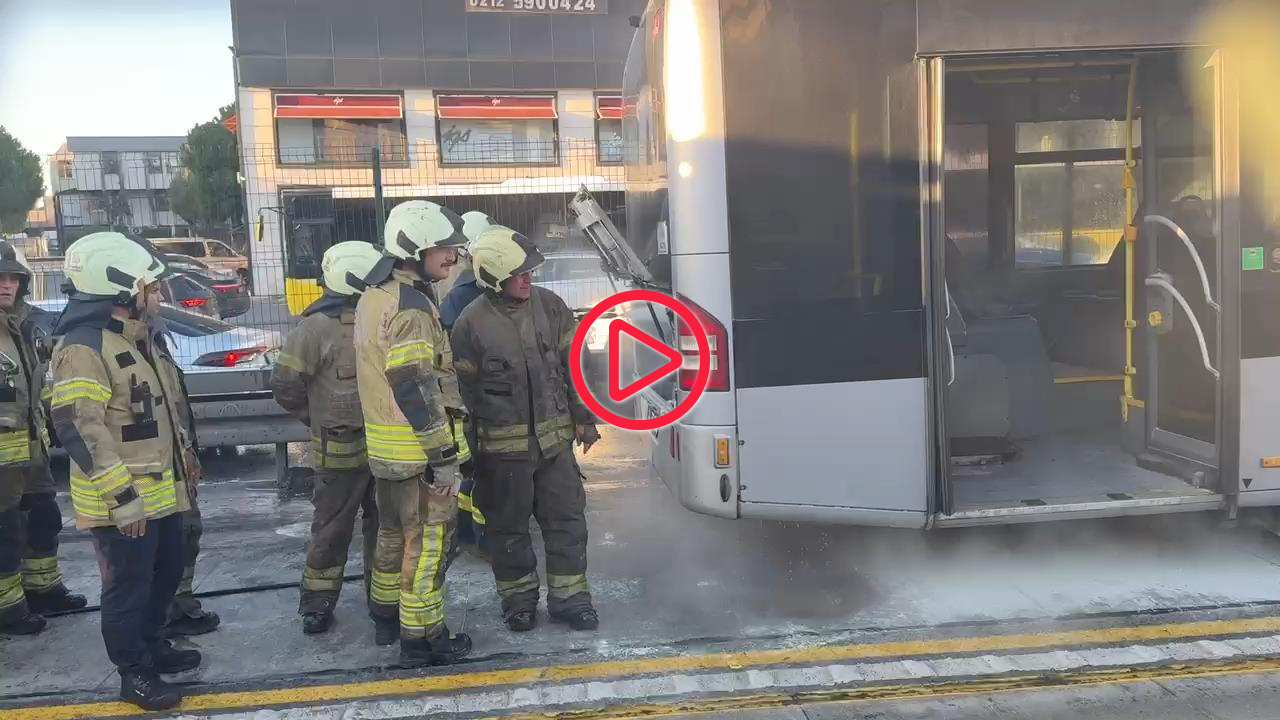 Avcılar'da metrobüs yangını