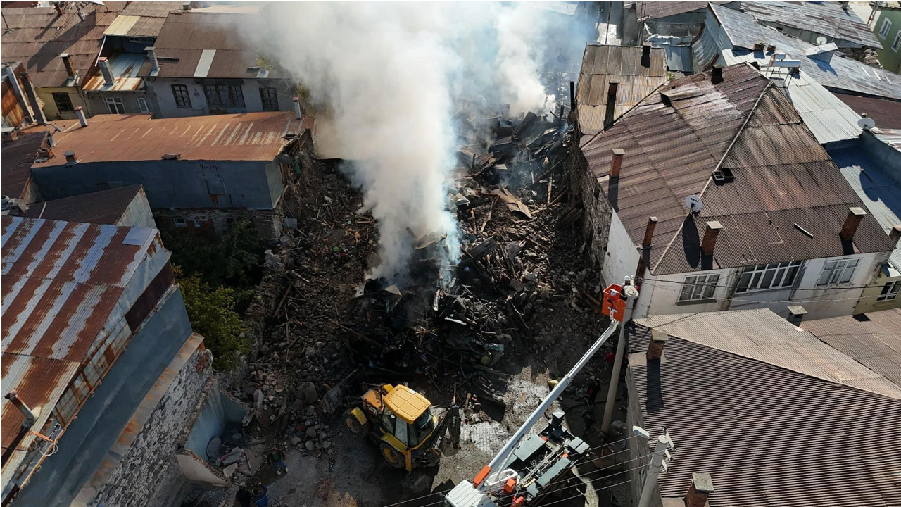 Konya'da çıkan yangında üç ev kullanılmaz hale geldi