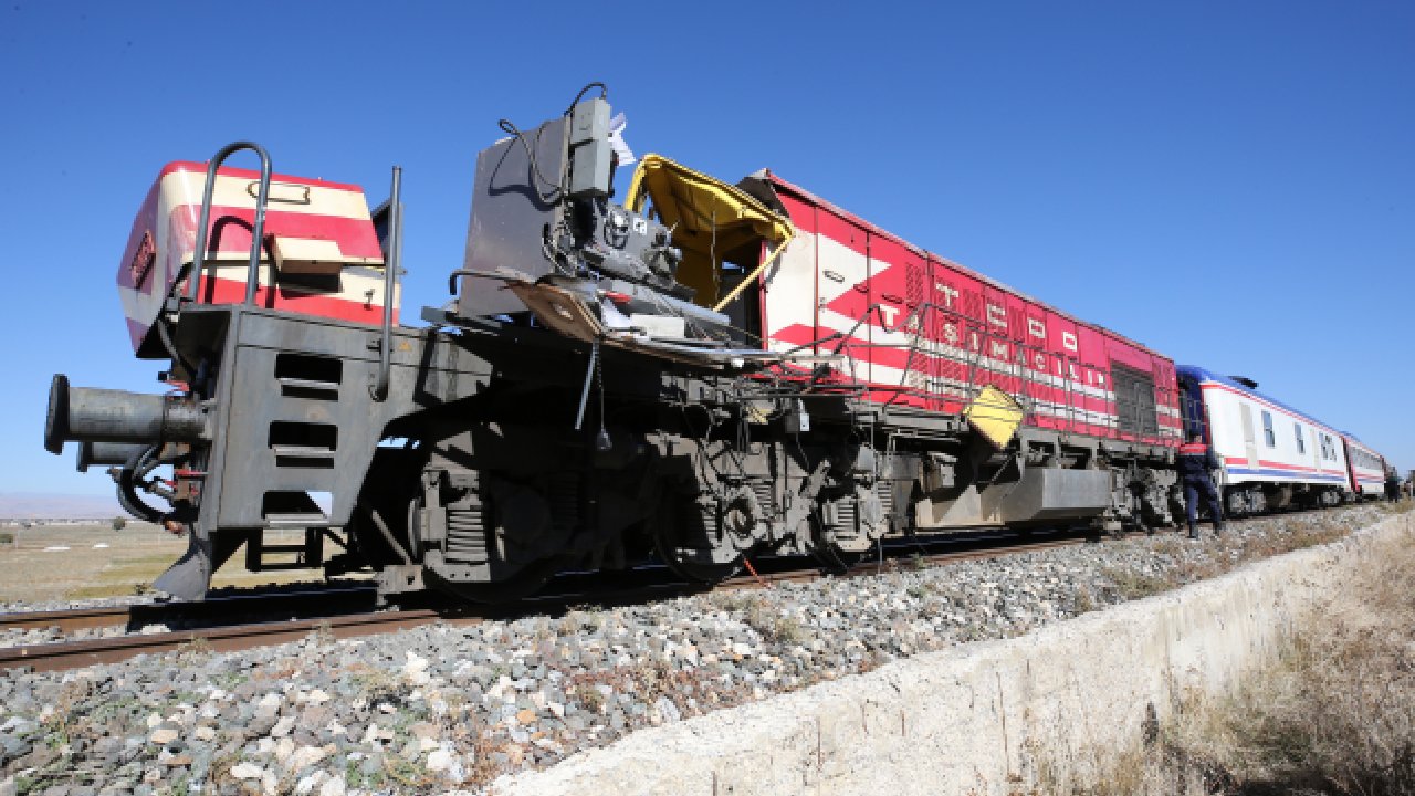 Muş'ta tren kazası: Bir makinist öldü, iki yaralı