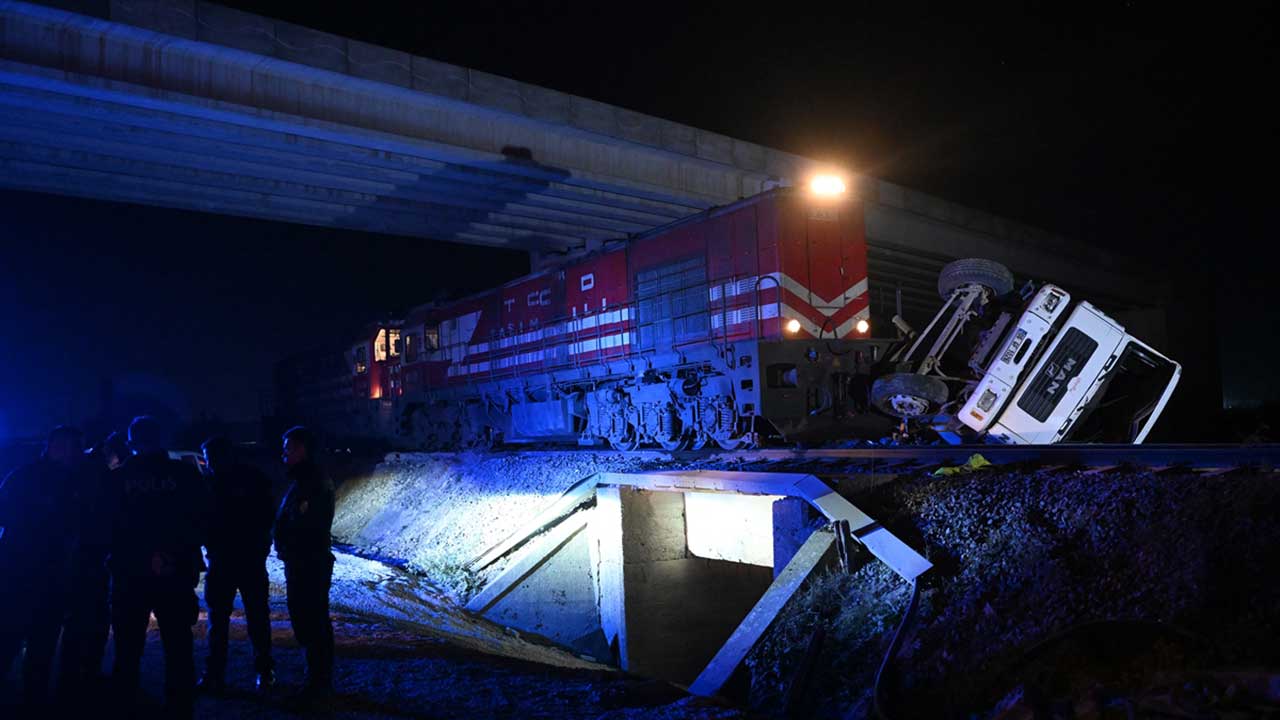 Edirne'de yolcu treni kamyona çarptı; faciadan dönüldü