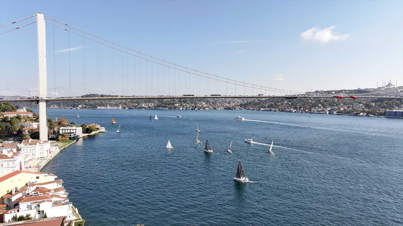 İstanbul Boğazı'nda yat yarışları nedeniyle bazı vapur seferler yapılamıyor