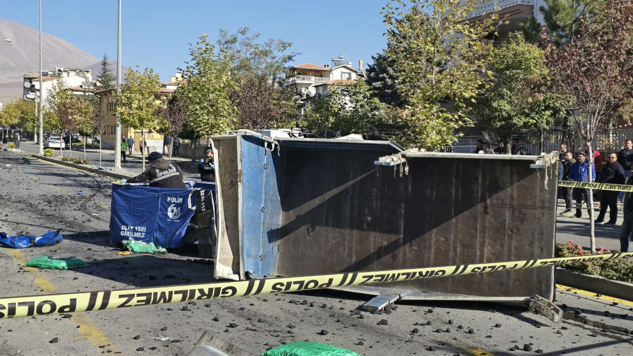 Kayseri'de kamyon otomobile çarptı, kamyon sürücüsü öldü