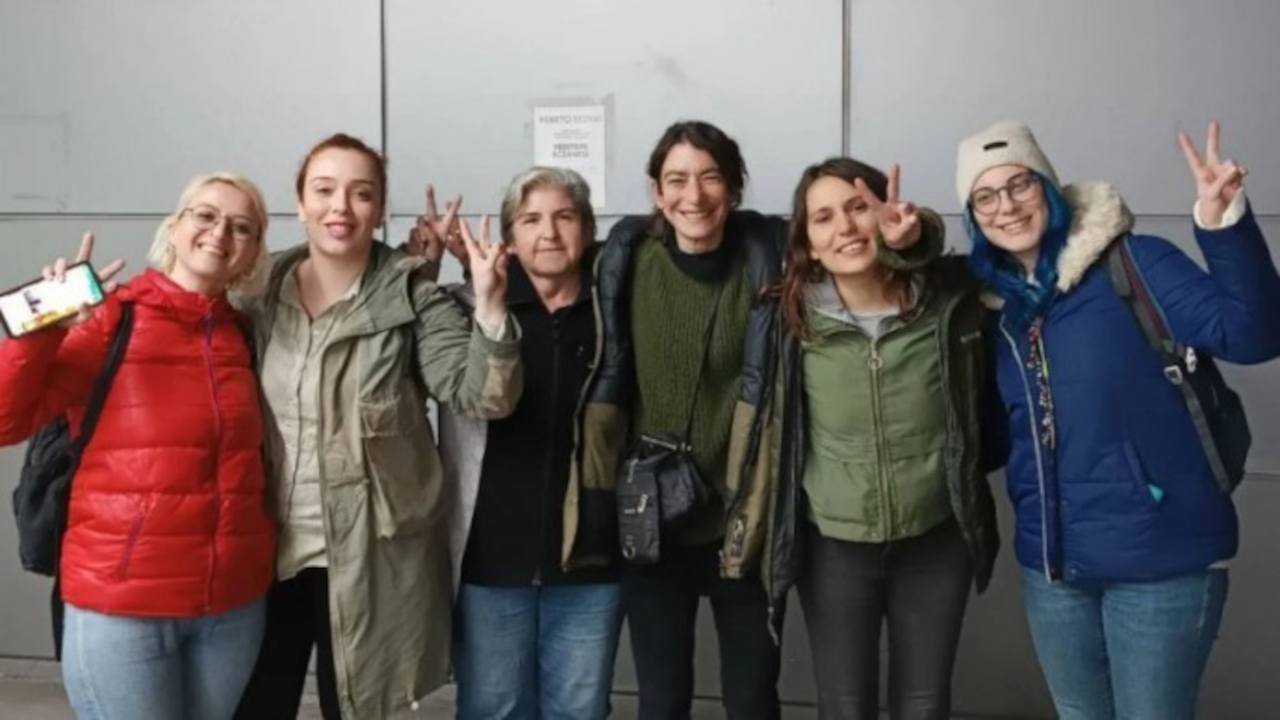 Tutuklamaları protesto eden gazetecilere hapis cezası