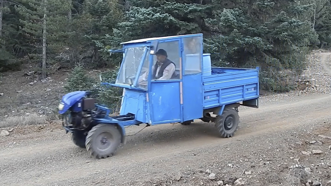 Toroslar'ın kuşları için varille su taşıyor