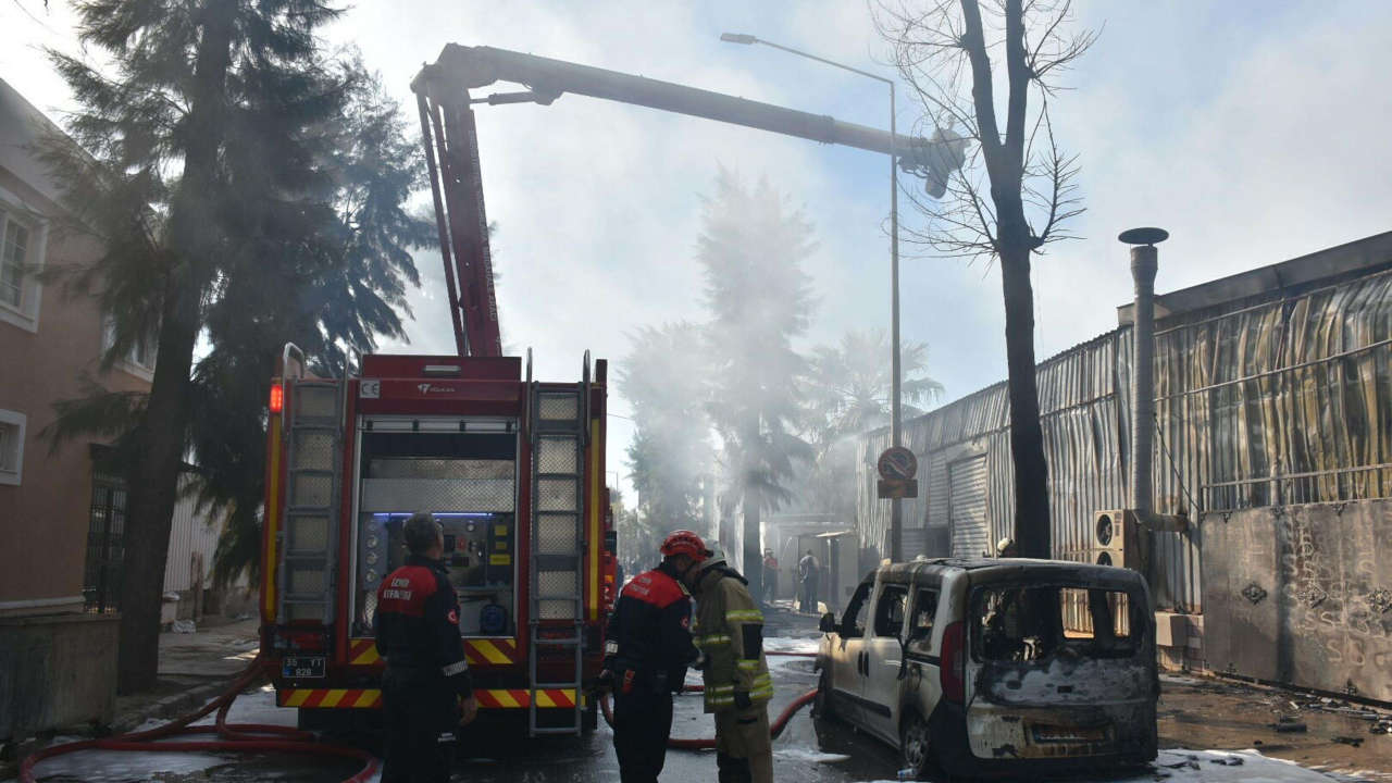 İzmir'de kimya fabrikasında yangın