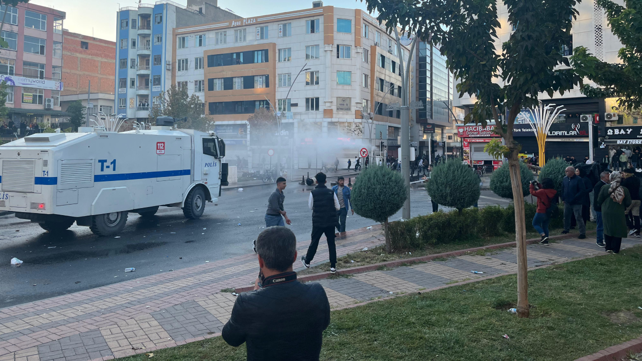 Batman'da kayyım protestosunda polis tazyikli su ve biber gazı sıktı