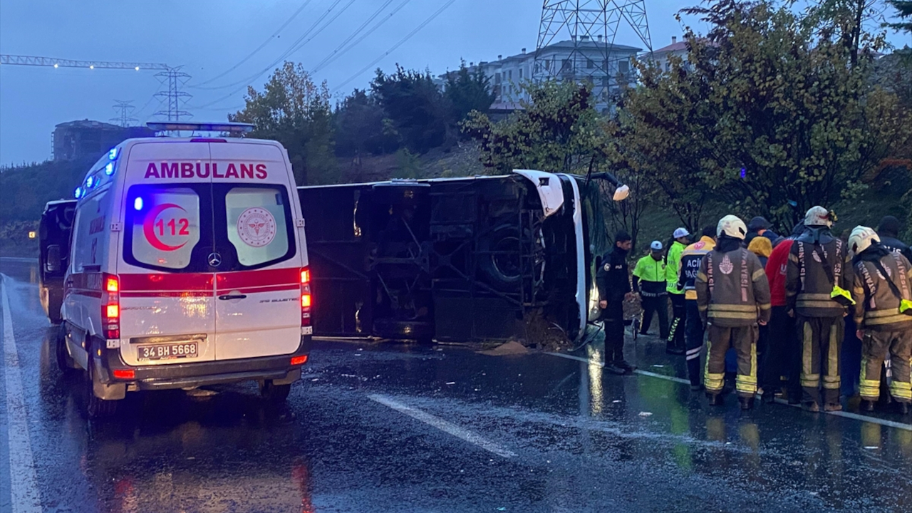 İstanbul Esenler’de yolcu otobüsü devrildi: 2 ölü, 15 yaralı