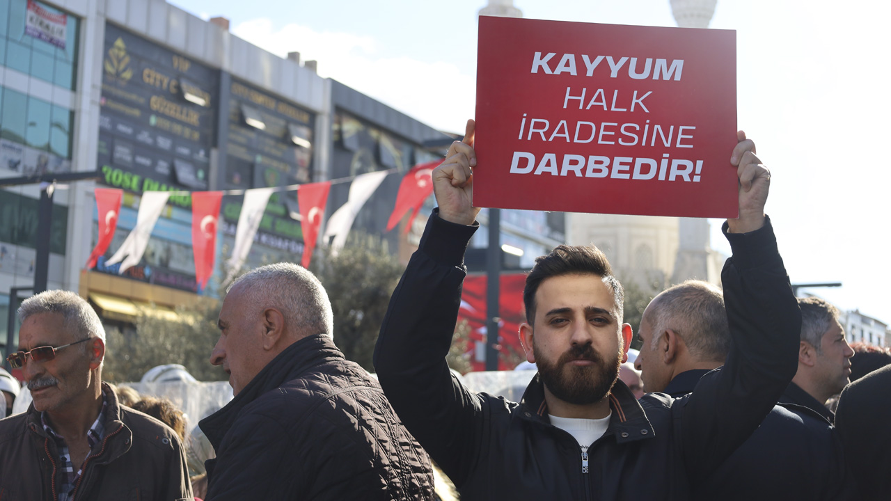 Esenyurtluların kayyım protestosu sürüyor: 'Oyumuzun arkasındayız, direnmeye devam edeceğiz'