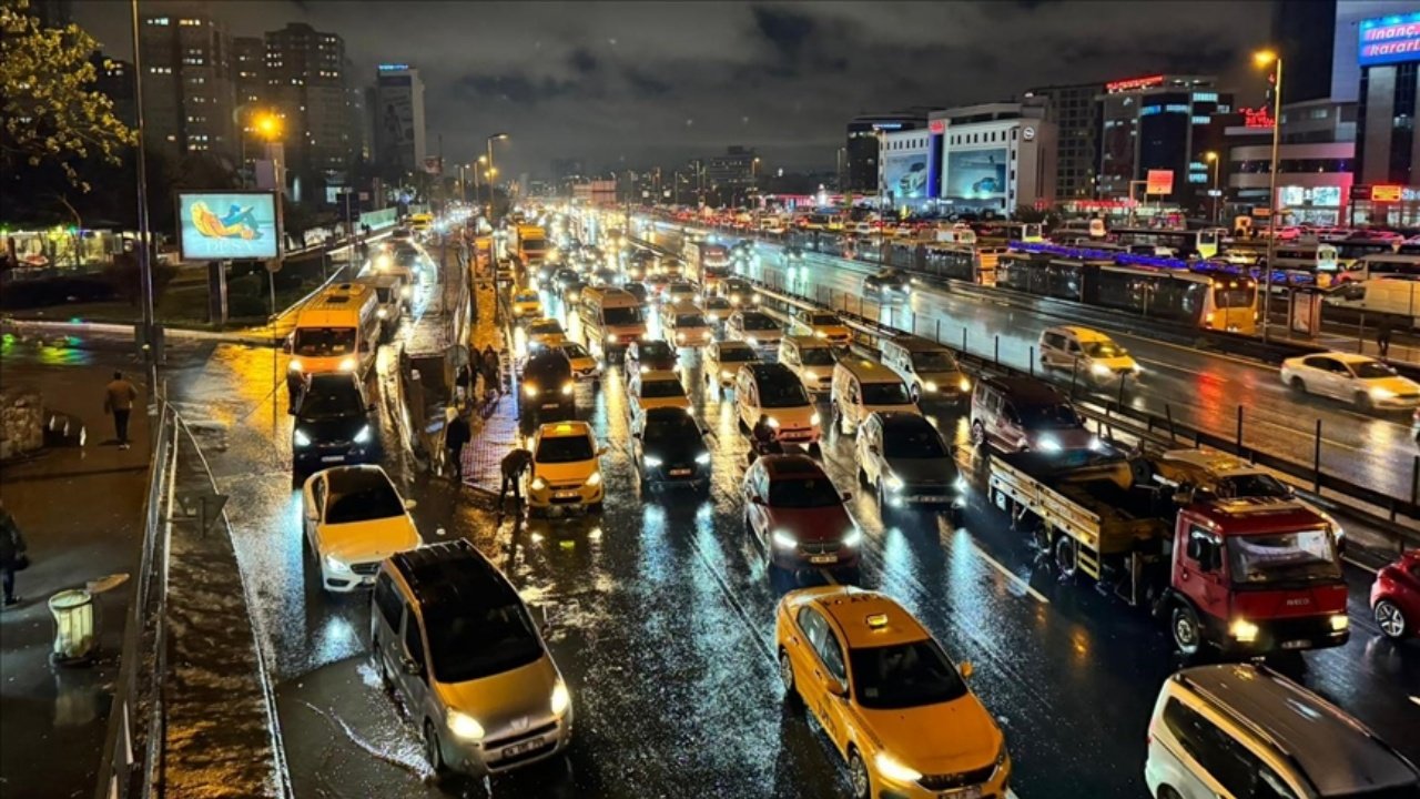 İstanbul'da akşam saatlerinde trafik kilitlendi